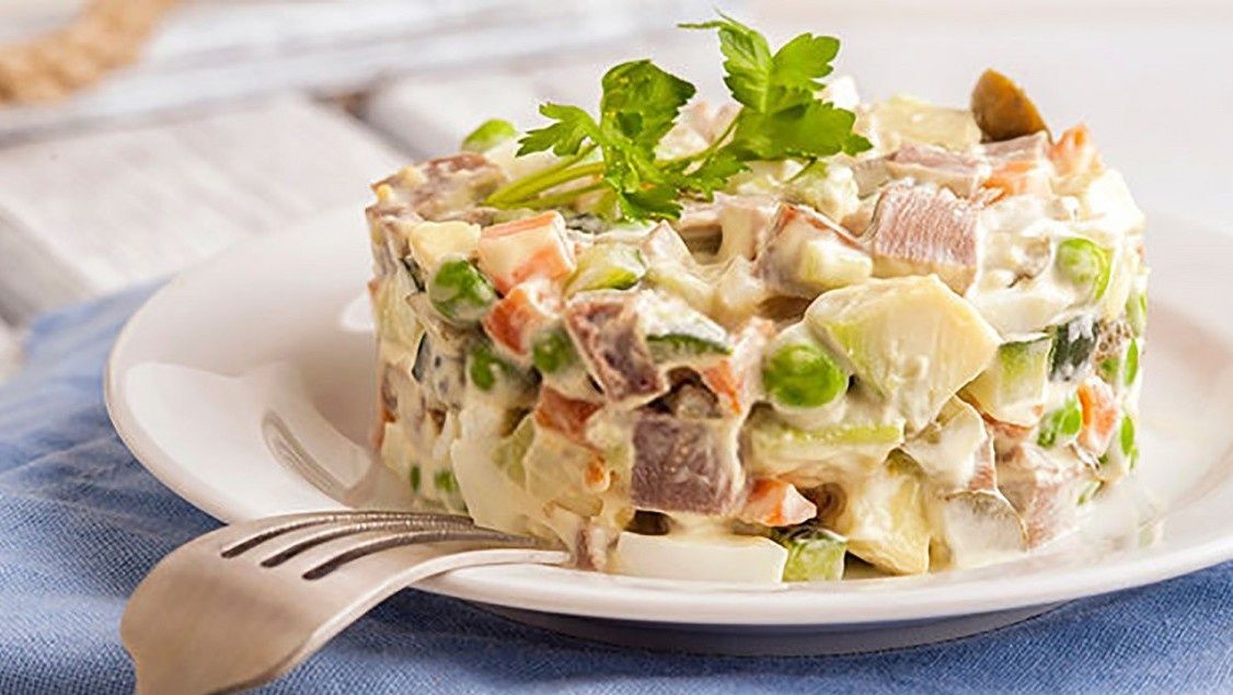 Кому стоит отказаться от оливье в новогоднем меню