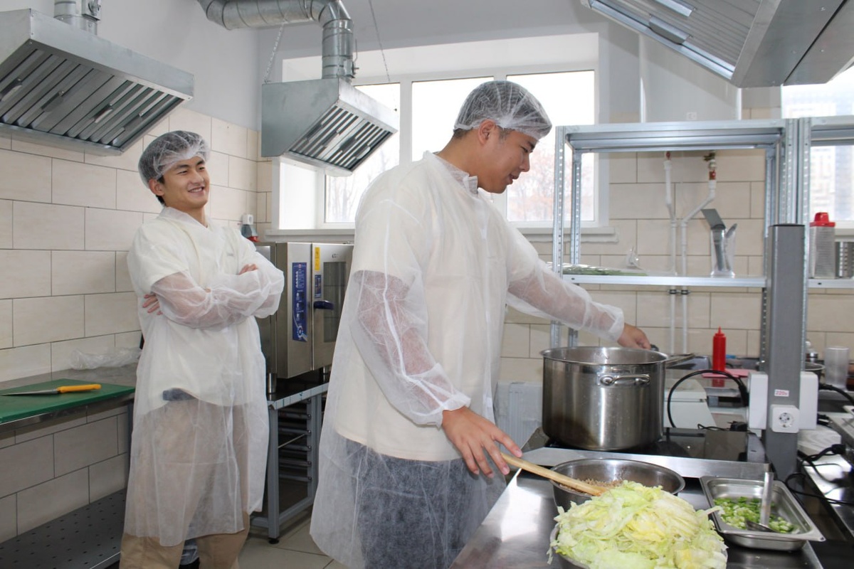 Национальная кухня в действии: студенты готовят блюда со всего мира