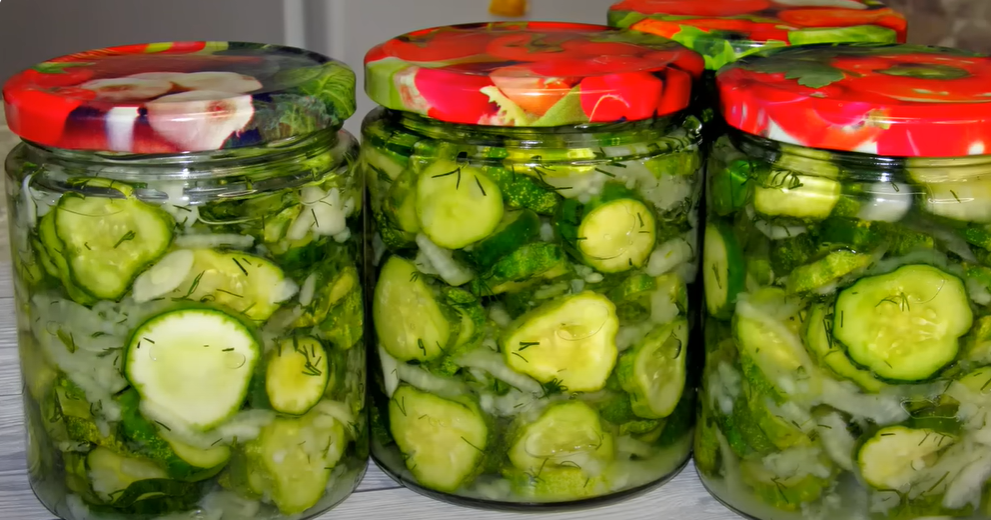 Хрустящий огуречный салат на зиму, который оценят все