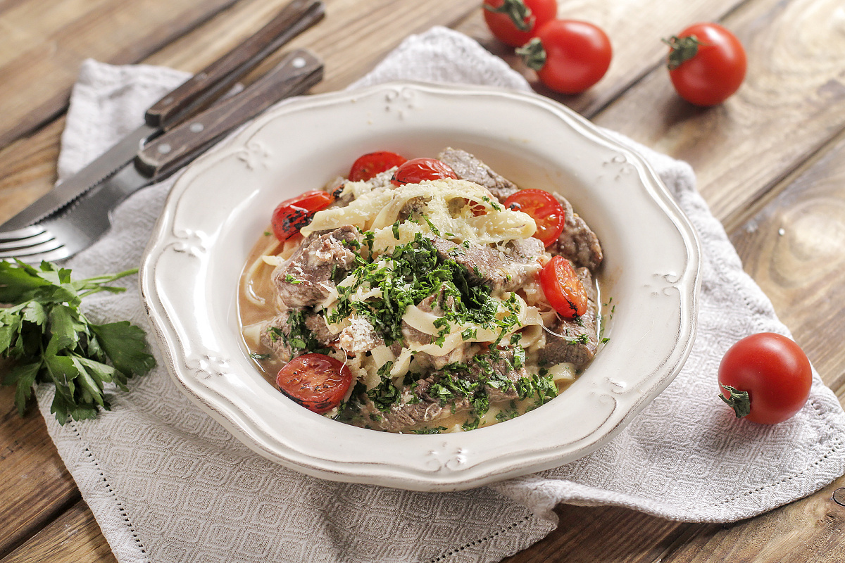 Тальятелле Папы Карло: насыщенное блюдо с говядиной и помидорами