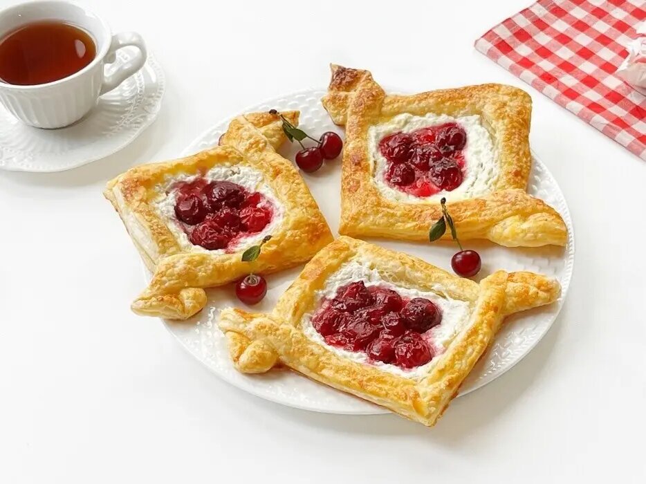 Сочная вишня и нежный творог: как приготовить аппетитные слойки