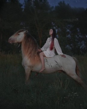 Фотосессия в магическом свете: как повседневное стало искусством