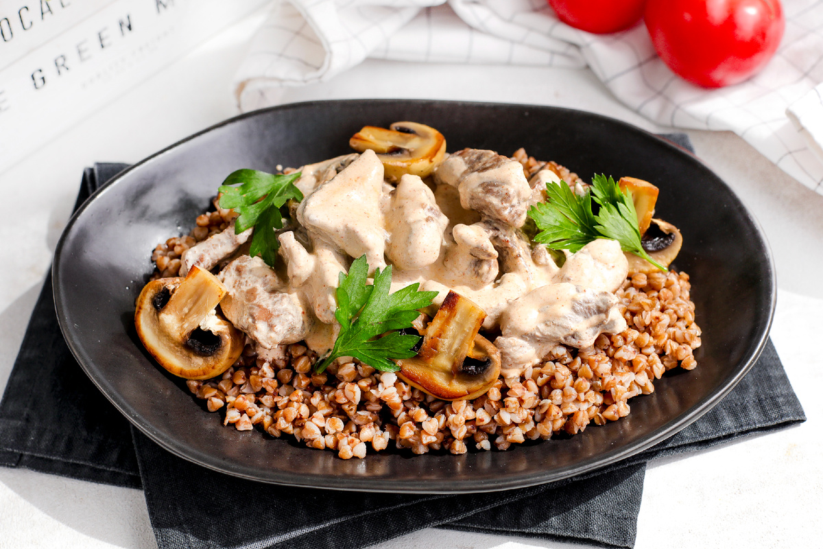 Нежная гречка с говядиной и грибным соусом — вкус, который поднимает настроение