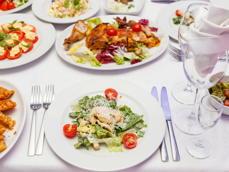 Как плавно выйти из праздничного застолья: советы эксперта