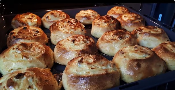 Восхитительные булочки с яблоками и творогом: идеальное лакомство к чаю