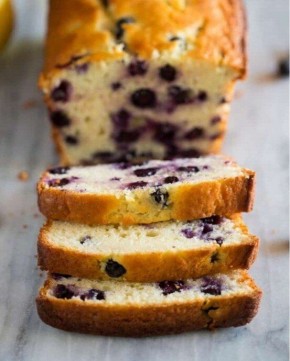 Нежный кекс с черникой и лимоном: простое и вкусное угощение
