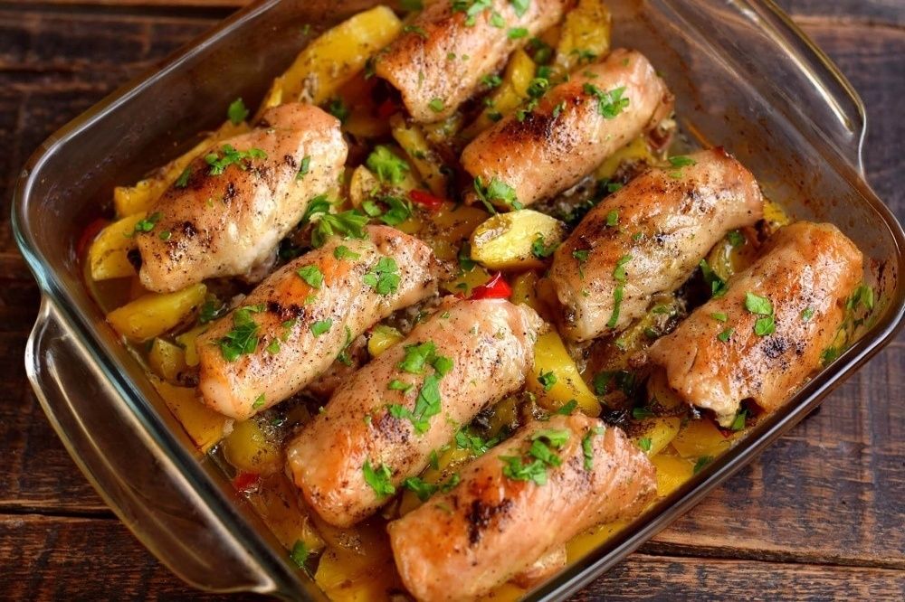 Сытный обед: мясные рулеты с картофелем, запеченные до совершенства