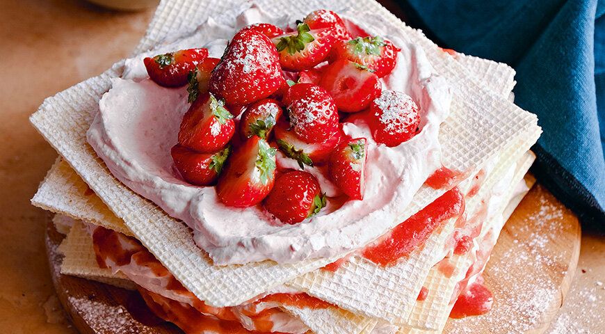 Удивительный вафельный торт с клубникой: быстро и вкусно