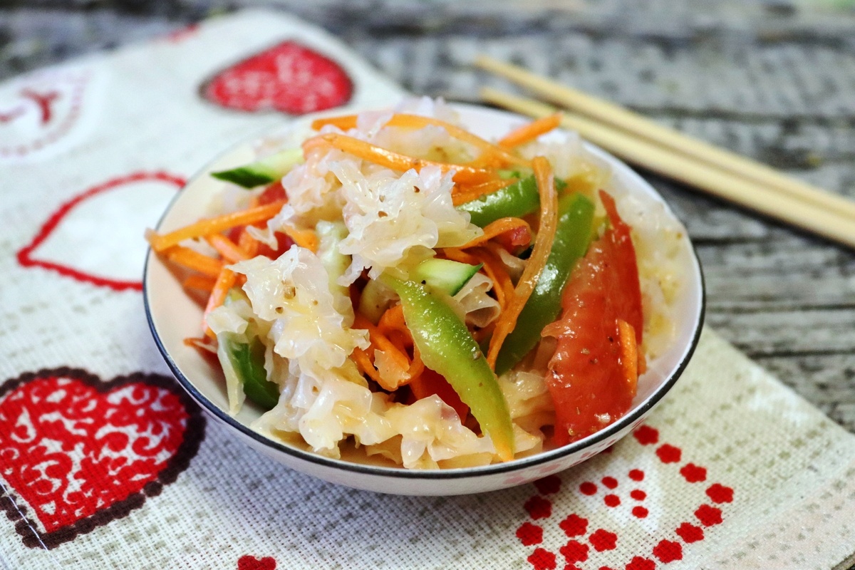 Легкий и хрустящий салат с древесными грибами по-корейски для пикника