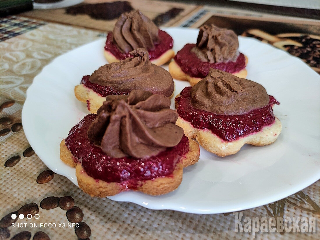 Идеальное сочетание песочного теста с вишней и шоколадом