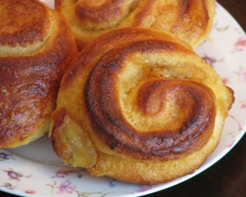 Ароматные булочки-рулетики с миндалем и карамелью