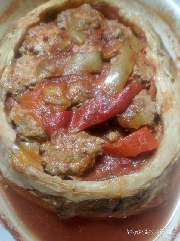 Удивительное блюдо: капуста, фаршированная фрикадельками и овощами