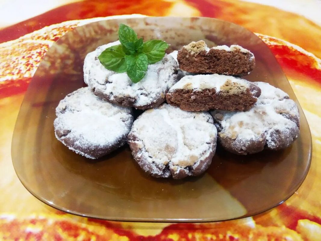 Шоколадное печенье с начинкой из халвы