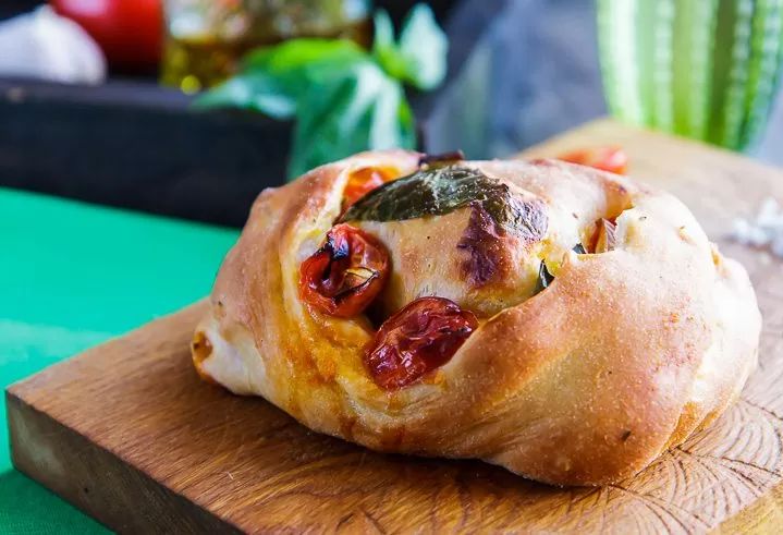 Удивительное хлебное лакомство с помидорами и базиликом