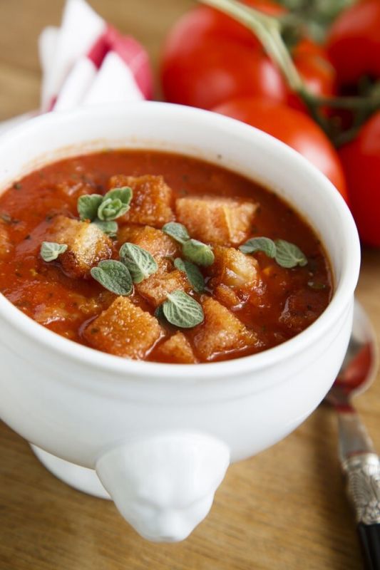 Итальянский томатный суп с хрустящими сухариками