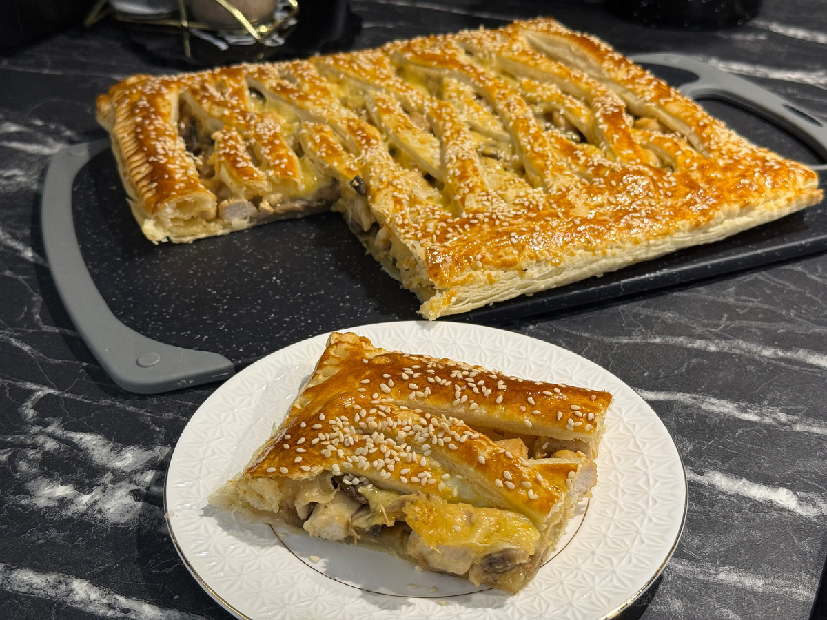 Слоеный пирог с курицей и грибами: простой рецепт для гурманов