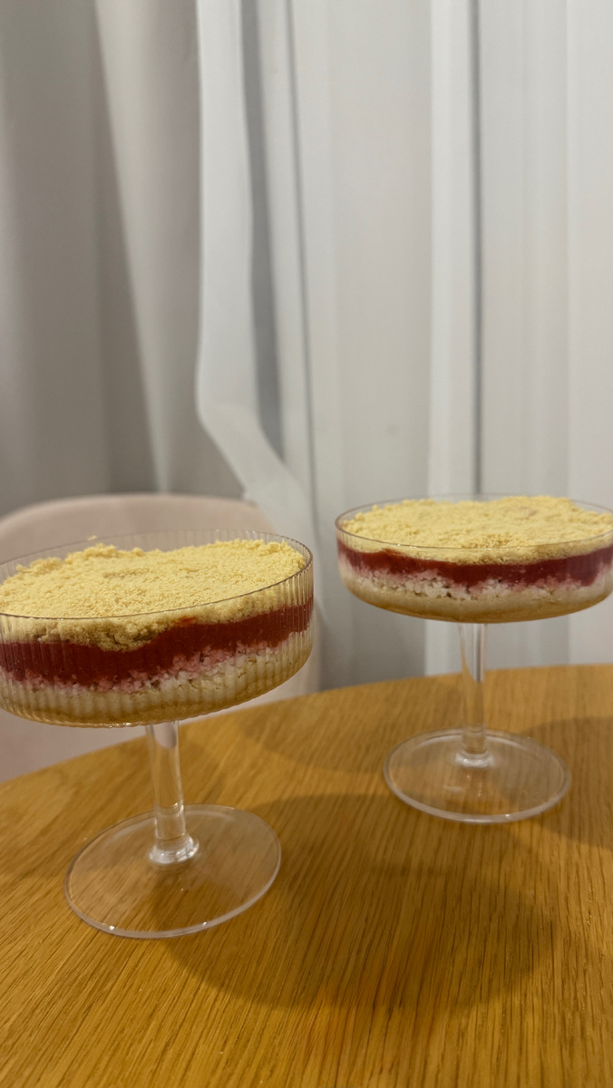 Нежный десерт без выпечки: рикотта, ягоды и хрустящие слои за 10 минут