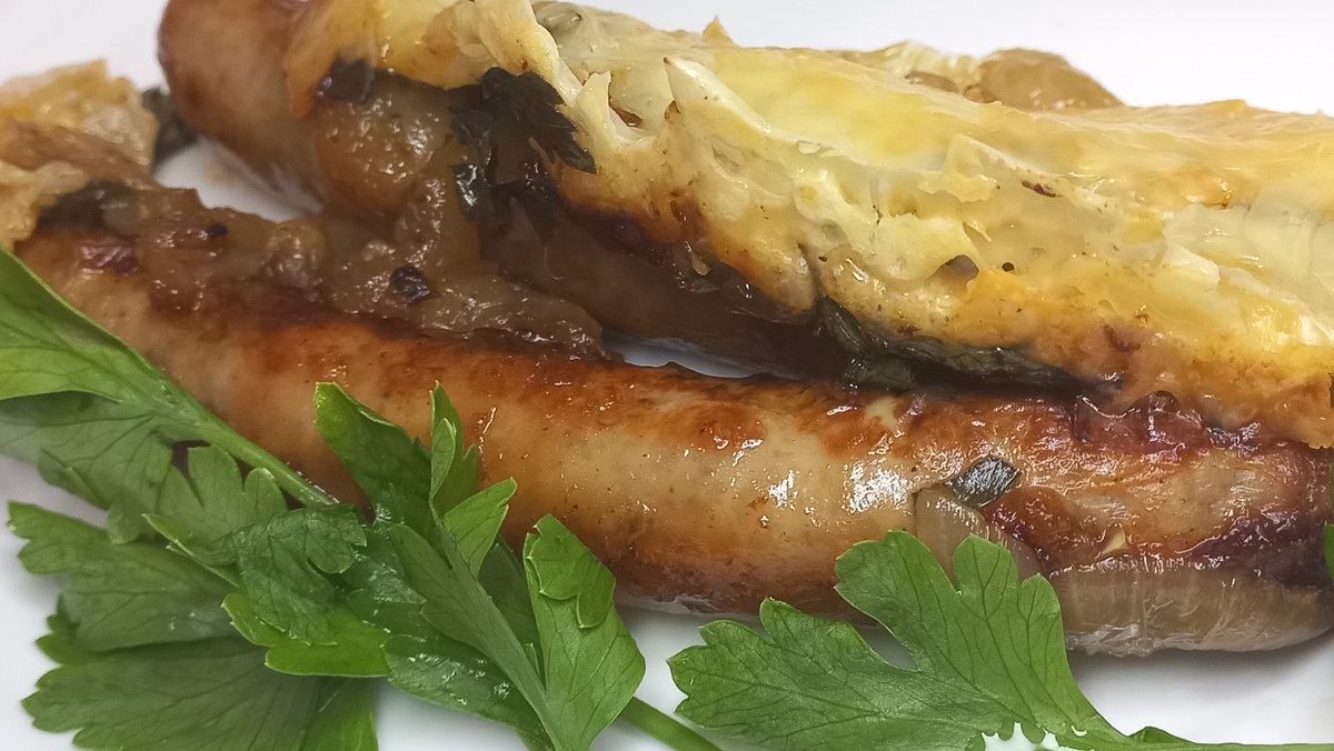 Сочные колбаски под обильным слоем лука и сыра: новое осеннее наслаждение