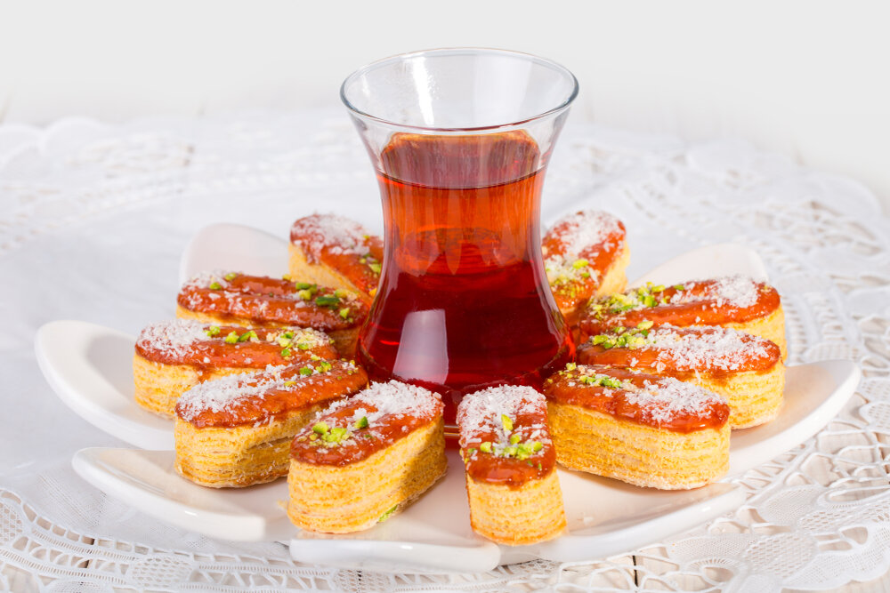 Нежные язычки из слоеного теста: быстро и просто