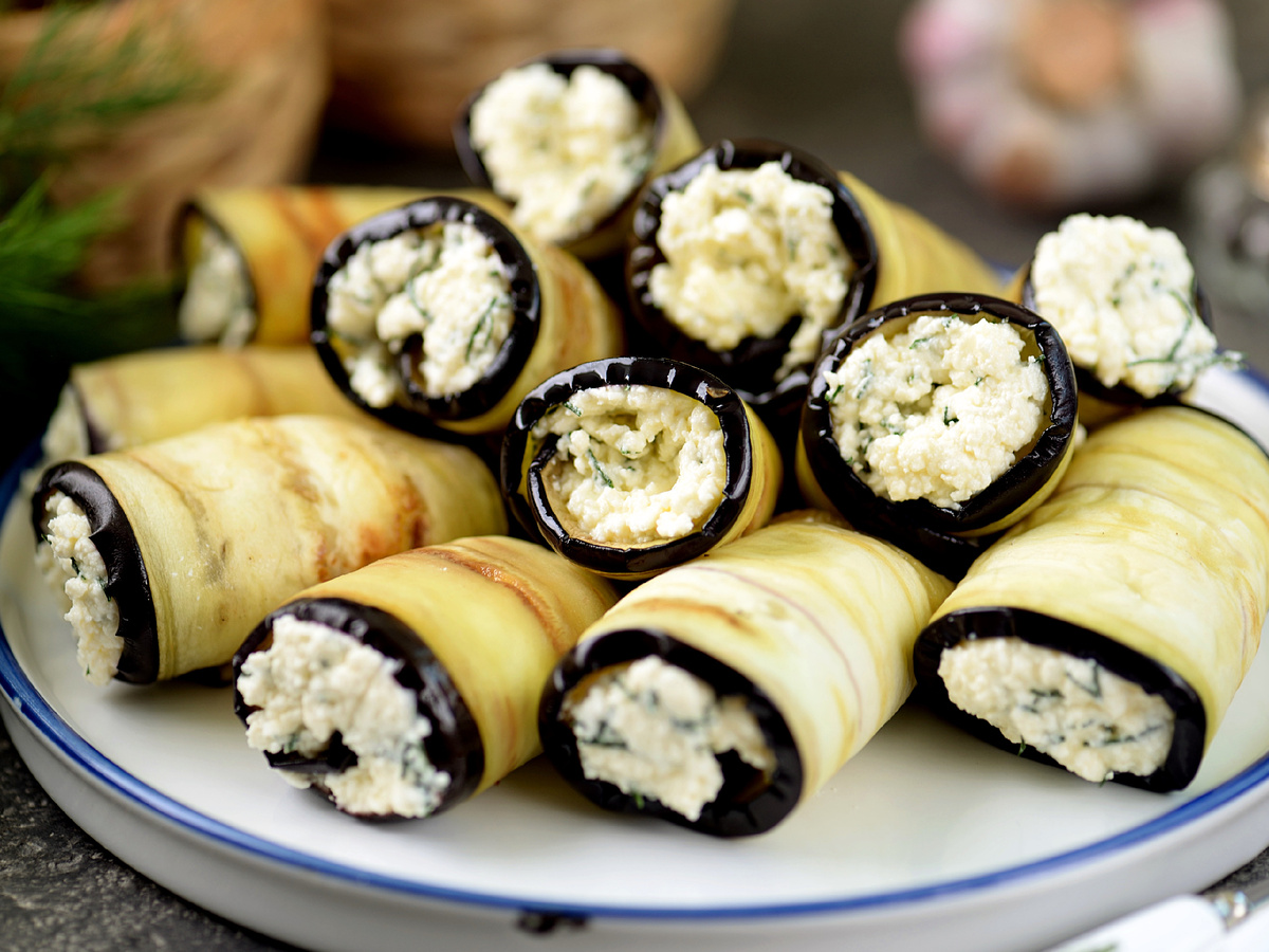 Необычные рулетики из баклажанов с брынзой, которые быстро танцуют на вашем столе