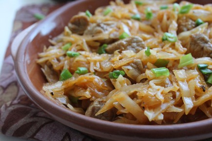 Бигос из свежей капусты: уютное мясное блюдо для домашнего ужина