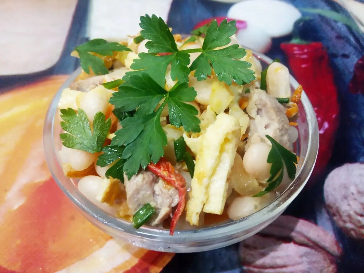 Нежный салат из фасоли с мясом и овощами – идеальное блюдо для любого стола