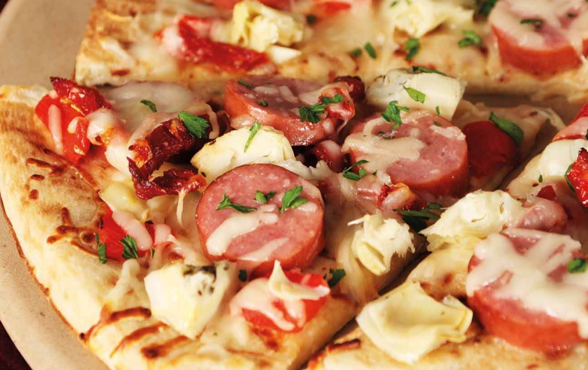 Как приготовить пиццу дома: рецепт нежного теста и вкусной начинки с колбасой, сыром и овощами