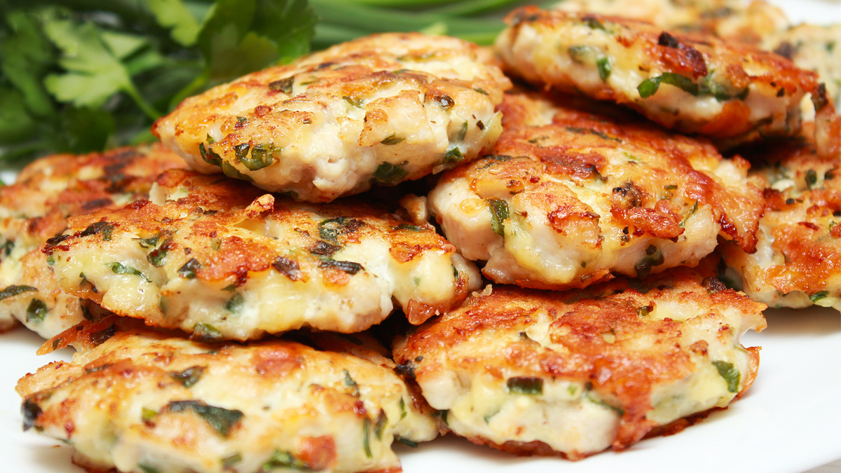 Восхитительные куриные рубленные котлеты с сыром: пошаговый рецепт