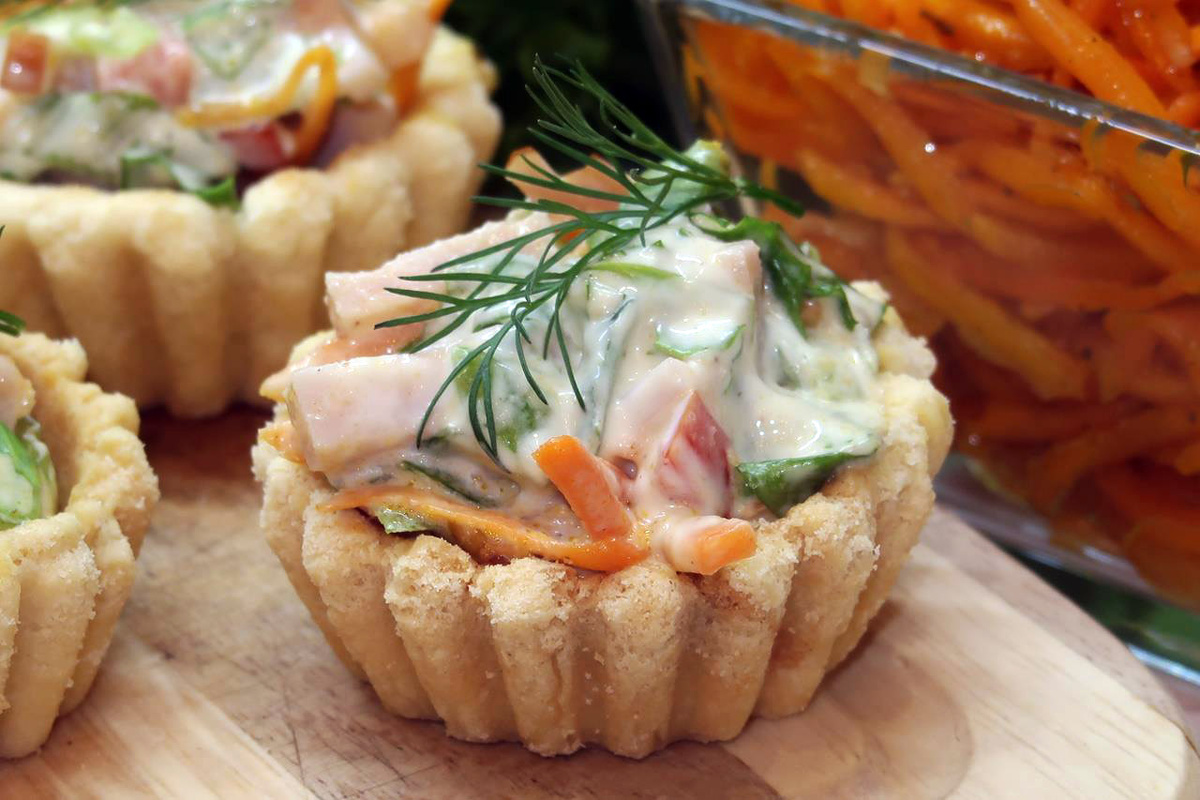 Тарталетки с морковью по-корейски и ветчиной: изысканная закуска для любого стола