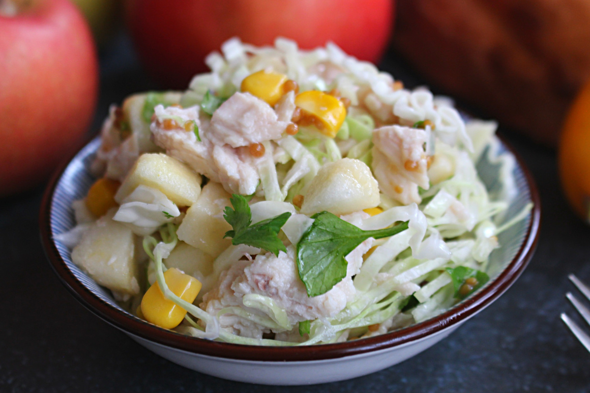 Салат из капусты с курицей и кукурузой