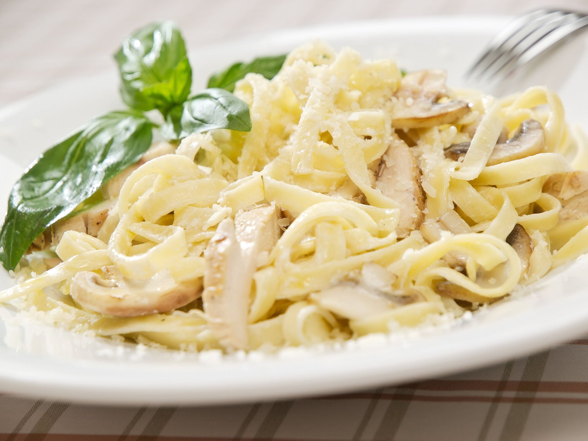 Паста с индейкой в сливочном соусе: быстро и вкусно
