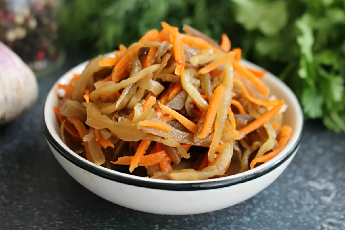 Салат из баклажанов и моркови: яркая закуска, которую стоит попробовать