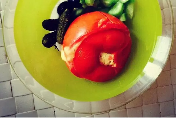 Необычный завтрак: яичница в помидорах