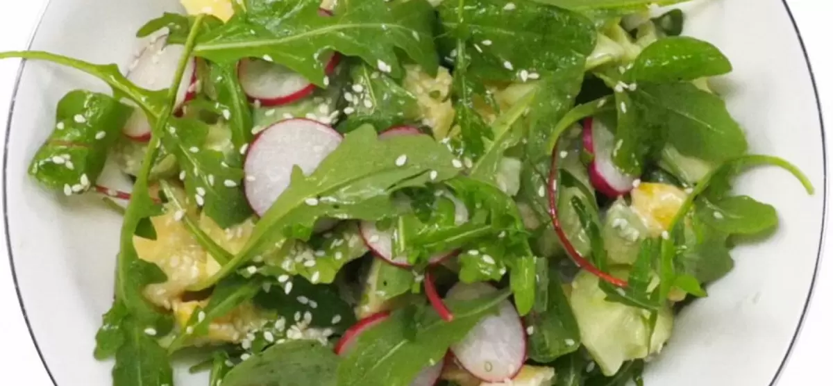 Яркий салат с авокадо и персиком для летних вечеринок