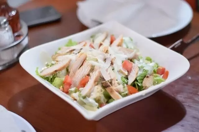 Салат, который завоюет новогодний стол: знакомьтесь с «Вкуснее Цезаря»