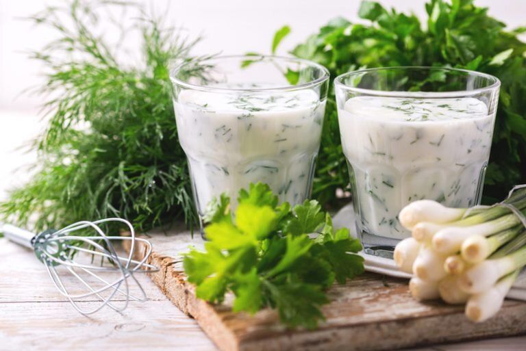 Погружение в восточный вкус: домашний айран из катыка