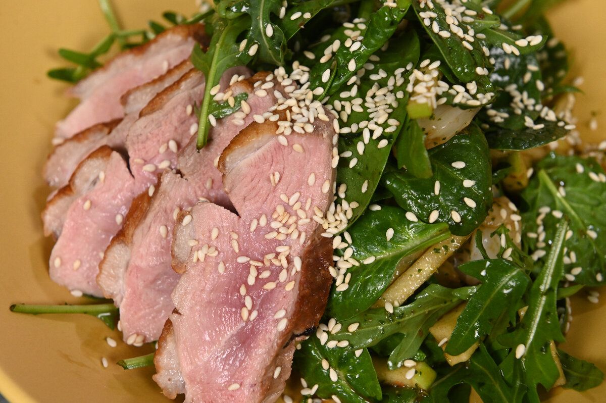 Неповторимый салат с уткой и личи: секреты от шефа Кирилла Голикова