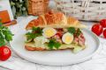 Круассан с тунцом и свежими овощами