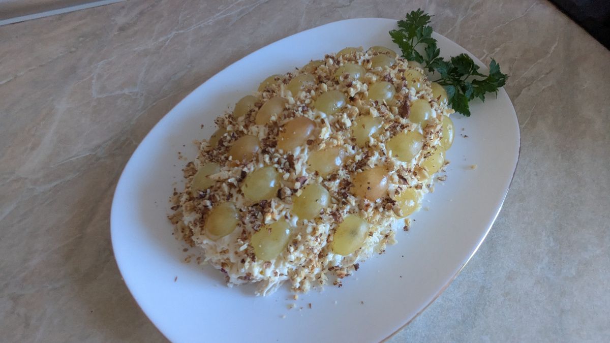 Салат «Тиффани»: Нежное сочетание курицы и винограда