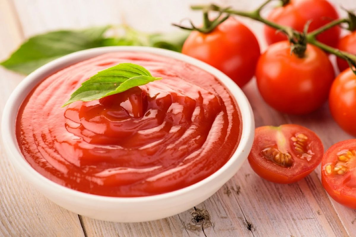 Томатный соус на тарелке: что действительно влияет на густоту и вкус кетчупа