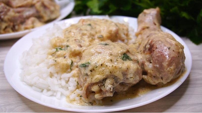 Быстрый и аппетитный ужин: курица в луково-сметанном соусе