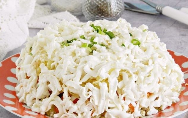 Слоеный овощной салат с плавленым сыром и яйцом